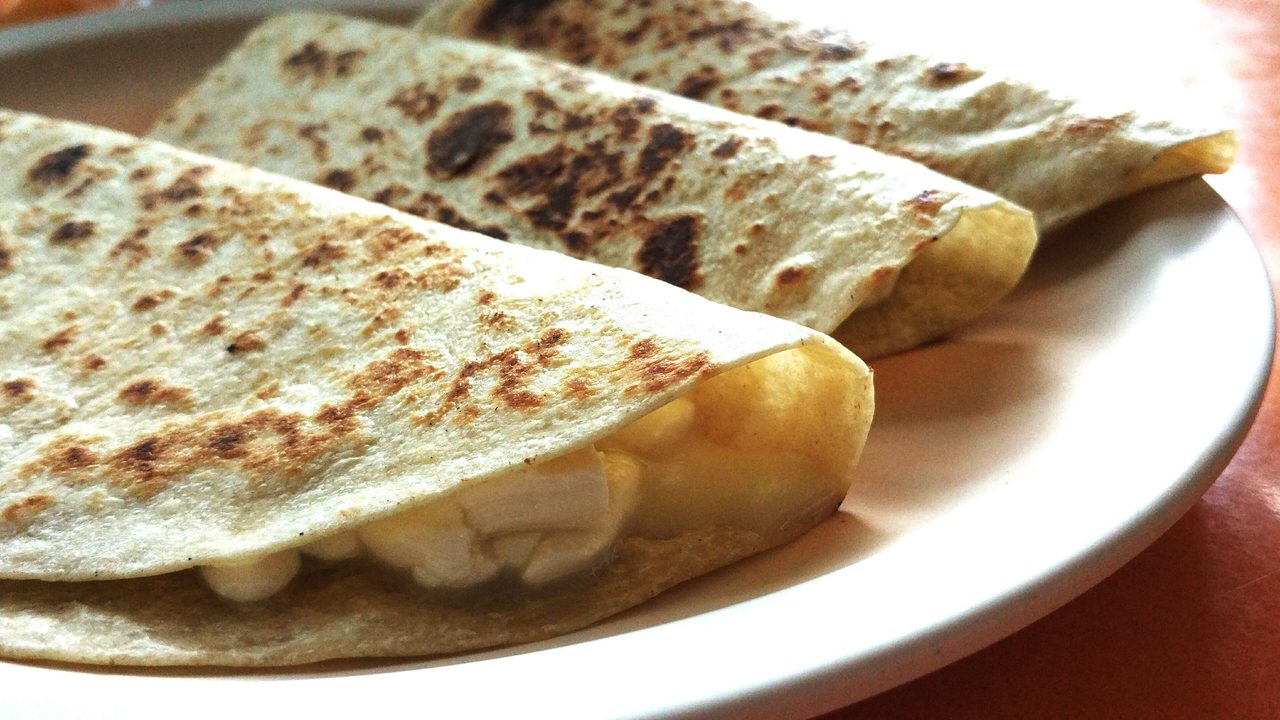 Überbackene Quesadilla mit Käse
