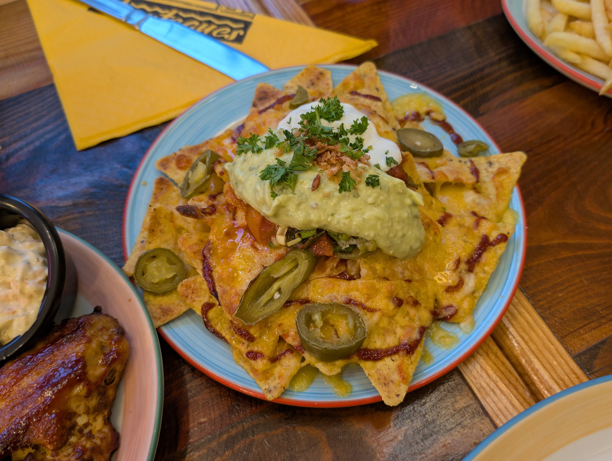 Nachos mit Käse, Jalapeños und Guacamole