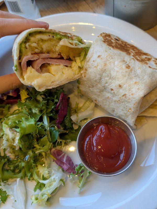 Frischer Burrito mit Salat und Dip
