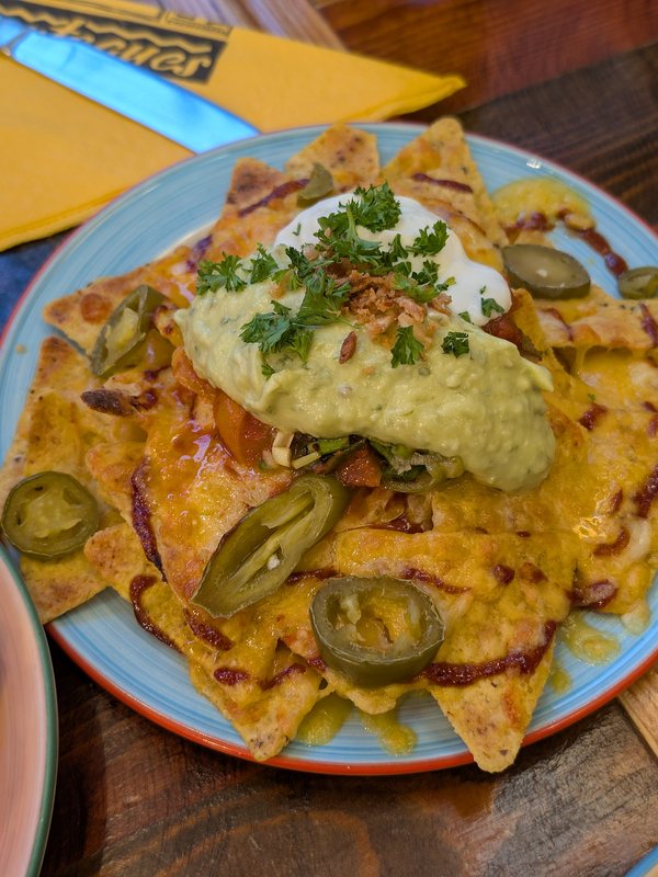 Nachos mit Käse und Guacamole