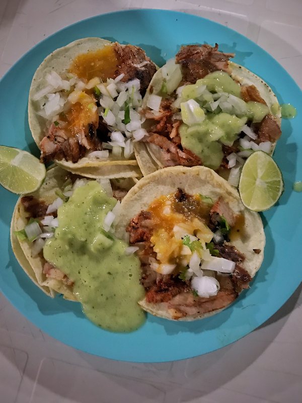 Al Pastor Tacos mit Zwiebeln und Limette